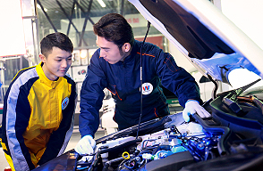 湖南萬(wàn)通汽修學(xué)校__發(fā)動(dòng)機(jī)底盤(pán)綜合實(shí)訓(xùn)