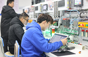 湖南萬(wàn)通汽修學(xué)校_美容實(shí)訓(xùn)(拋光打蠟)