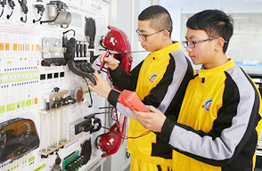 湖南萬(wàn)通汽修學(xué)校_新能源實(shí)訓(xùn)